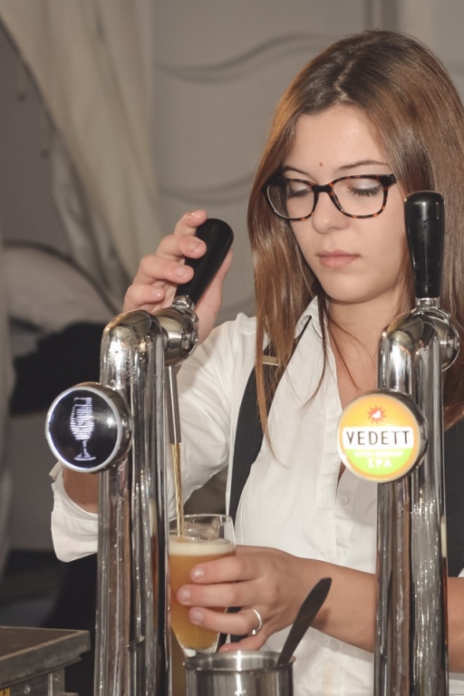 ELISE DEWILDE: gold member - Not your ordinary barlady. 